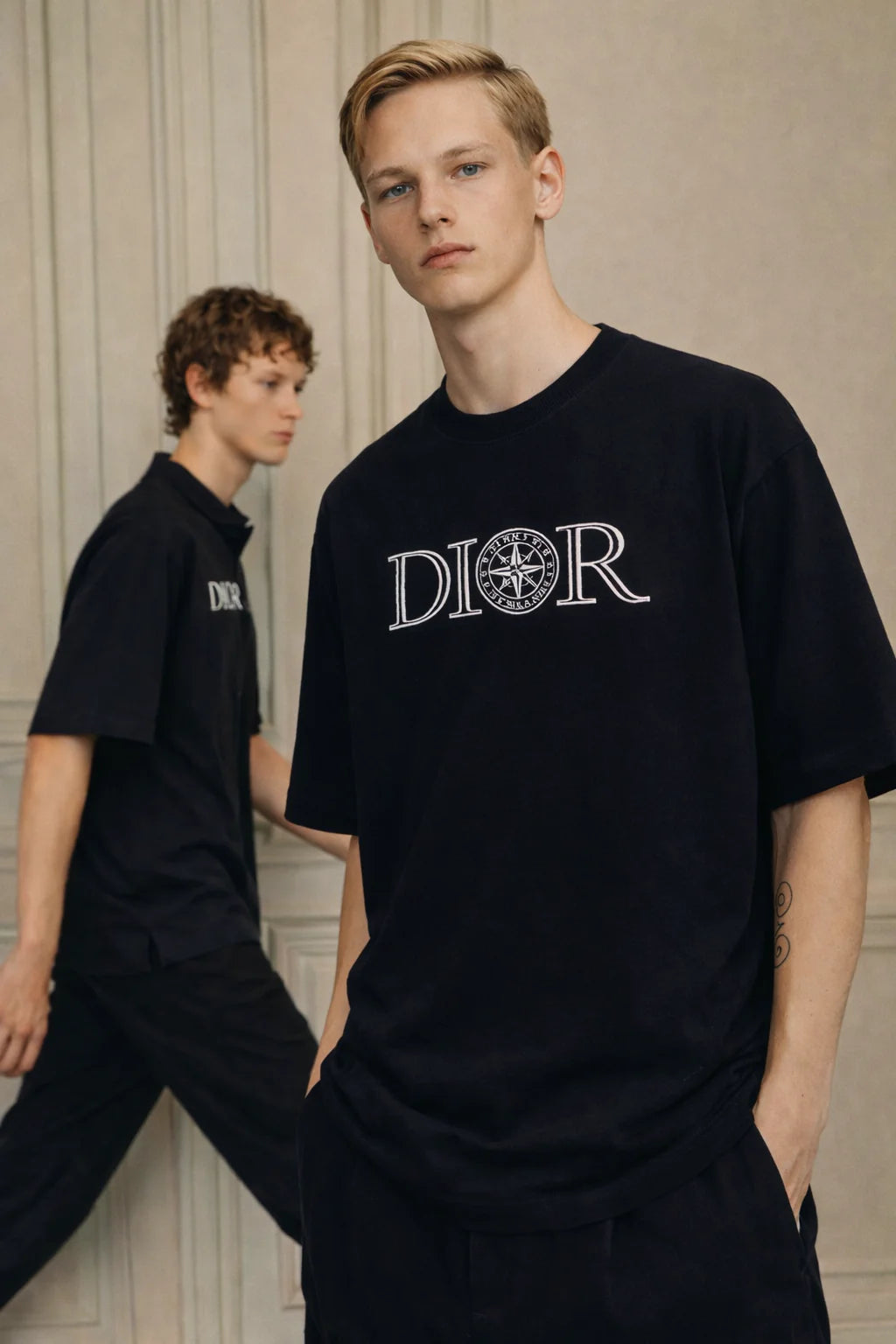 Les T-shirts Dior pour homme expliqués : coupe, style et luxe discret