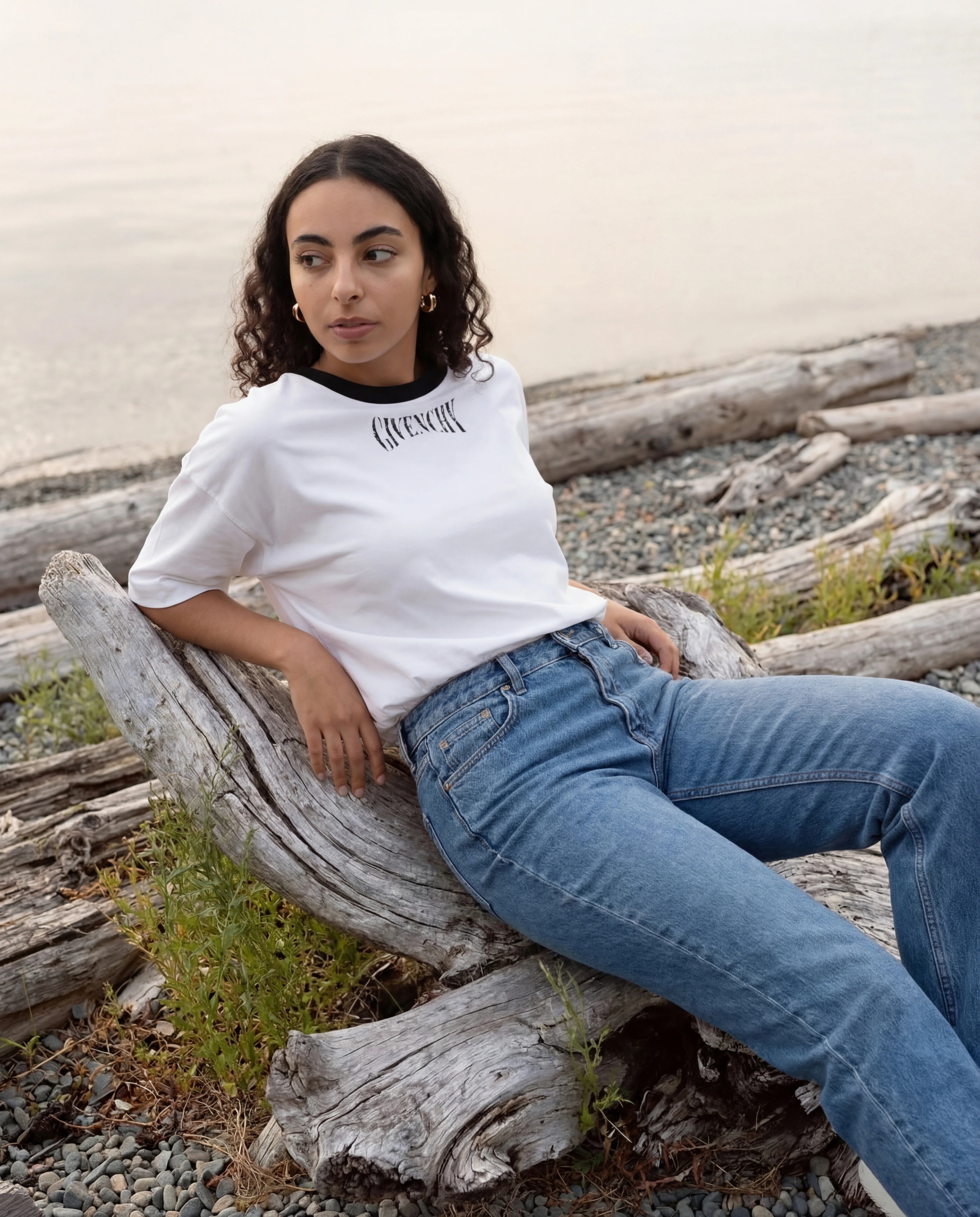 T-shirt blanc Givenchy à col imprimé logo.